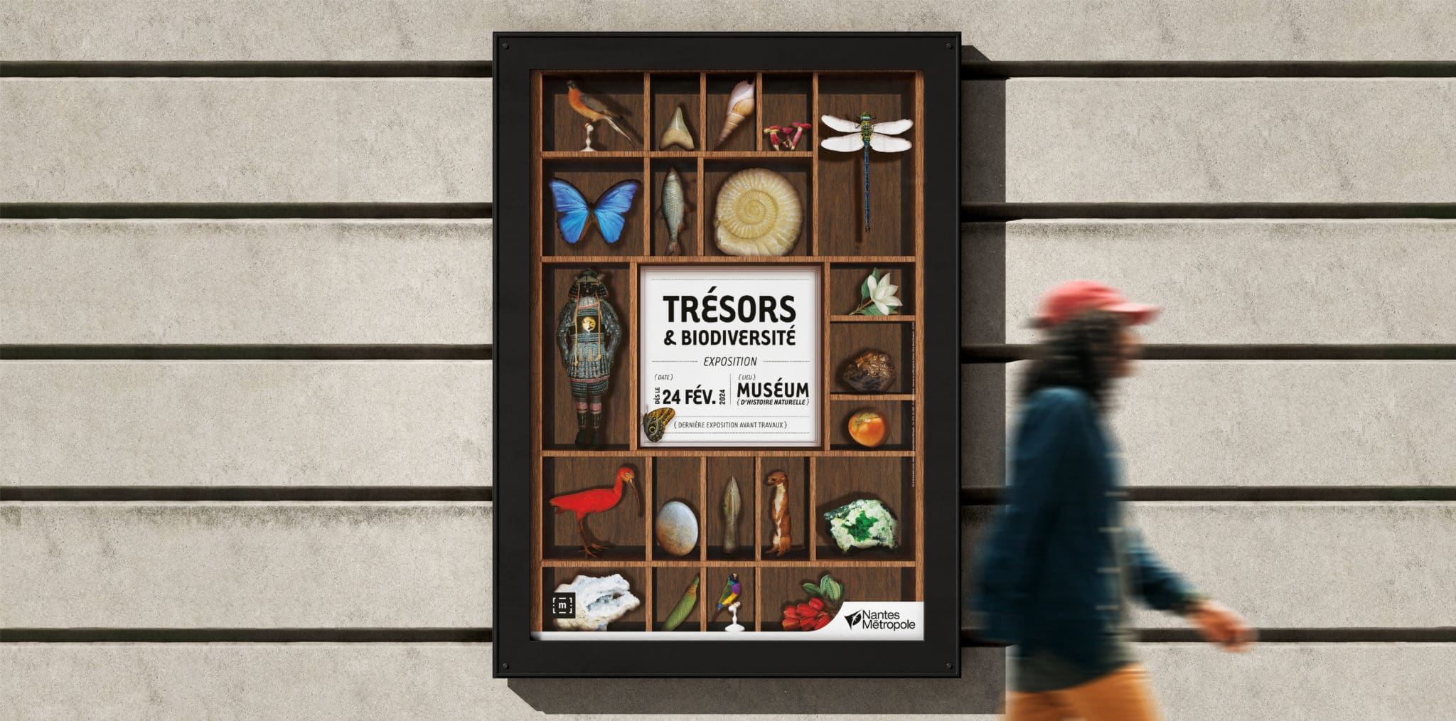 Affichage dans la rue avec passant au premier plan